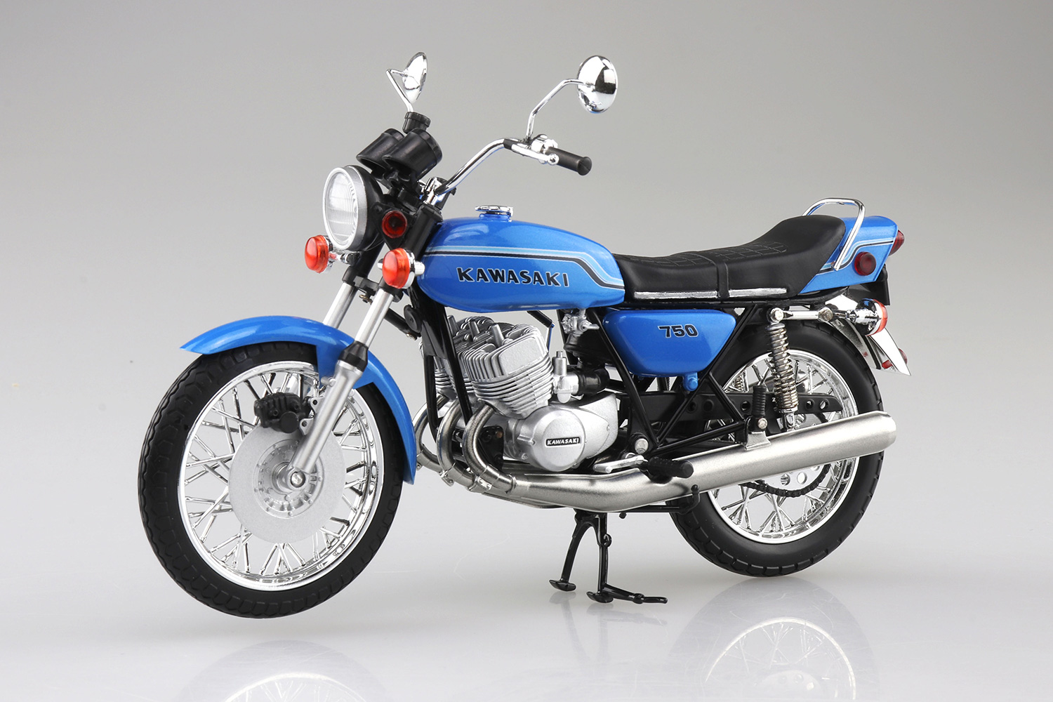 Scale model 1/24 Kawasaki Mach Iv 1969 Blue Motorcycle 