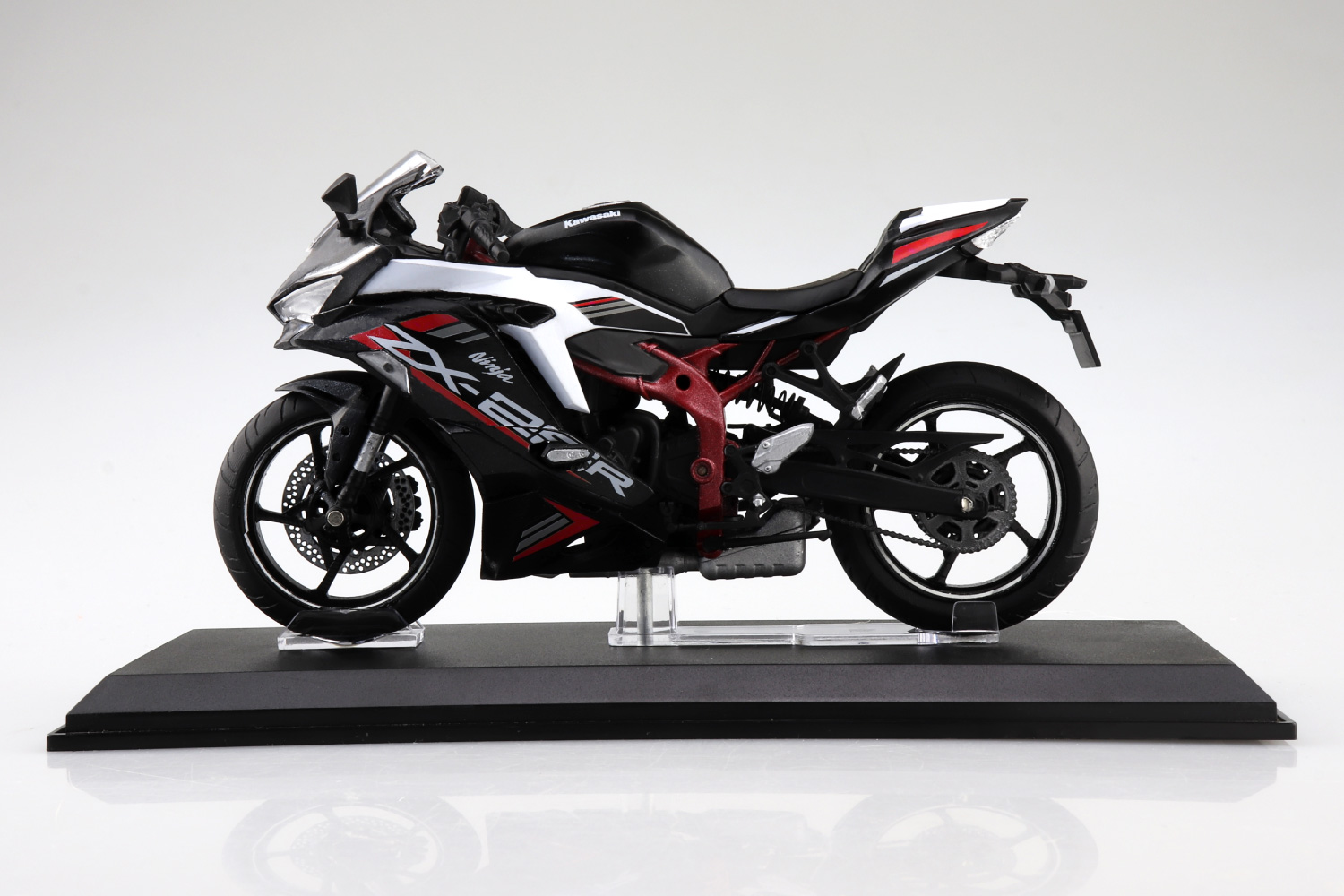 KAWASAKI Ninja ZX-25R メタリックスパークブラック×パールフラット 