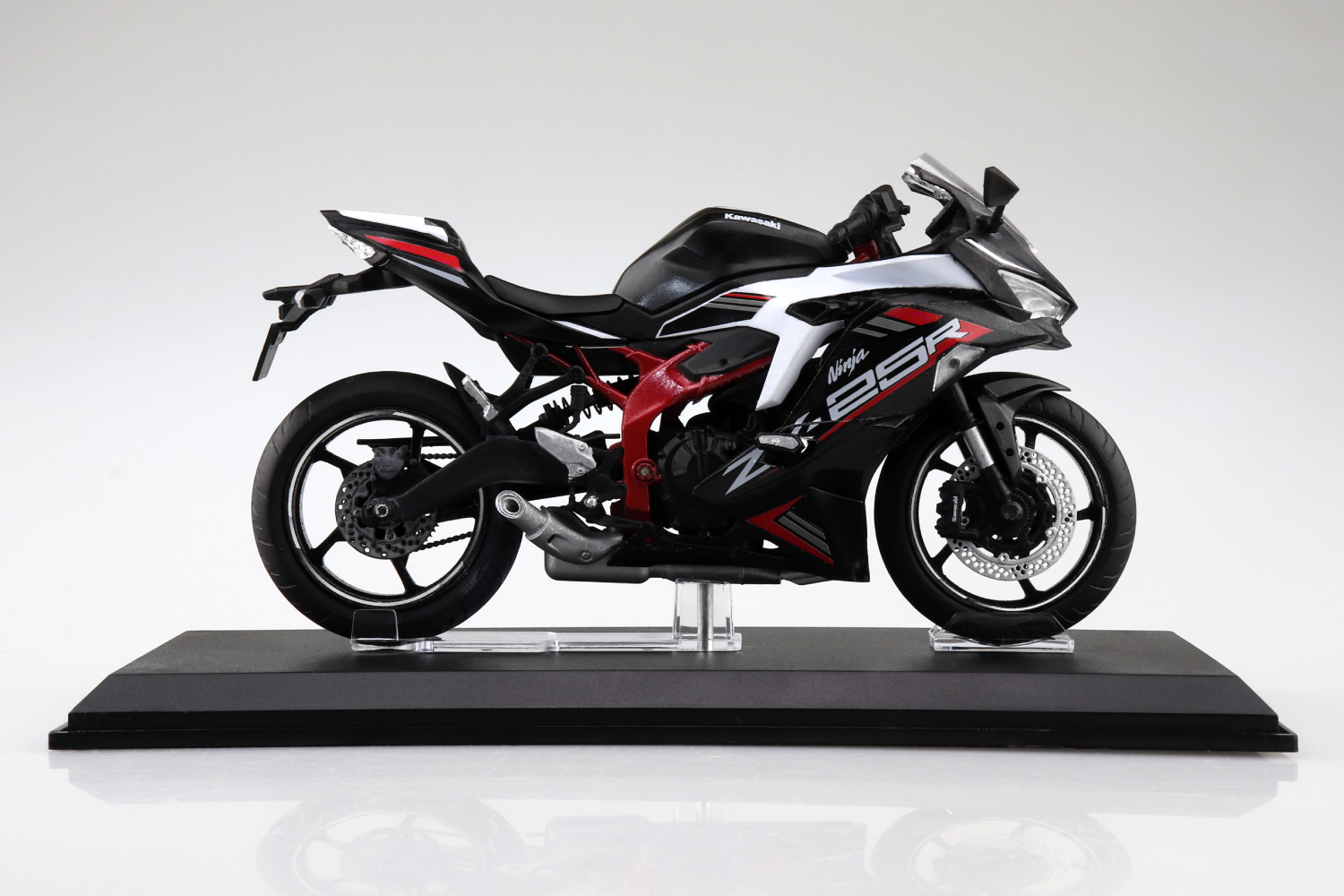 KAWASAKI Ninja ZX-25R メタリックスパークブラック×パールフラット 